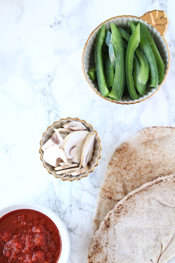 Green Pepper & Mushroom Pita Pizza | cookinginmygenes.com