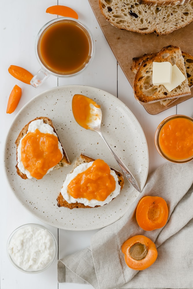 Easy Apricot Jam | cookinginmygenes.com