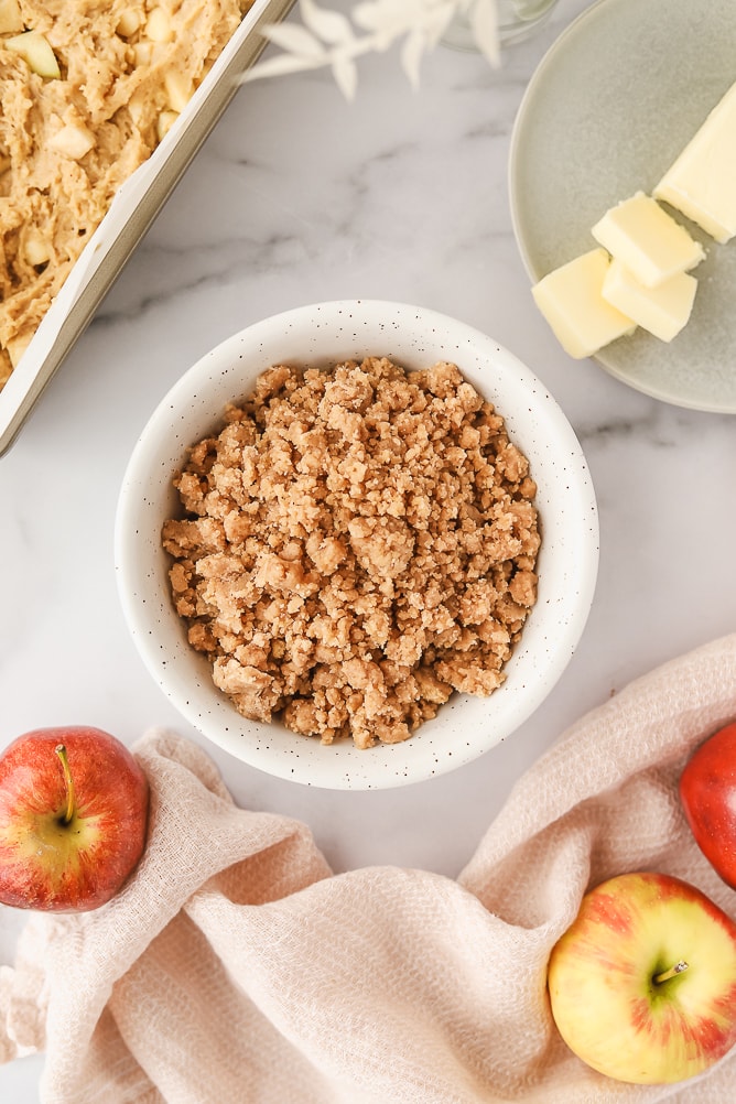 Apple Cinnamon Crumble Cake