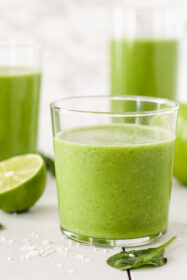 mojito smoothies in glasses with lime wedges